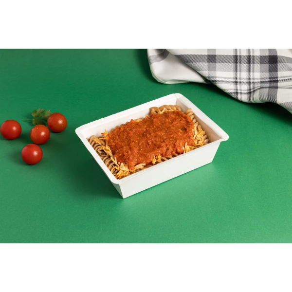 Frango desfiado, macarrão fusilli integral e molho de tomate natural