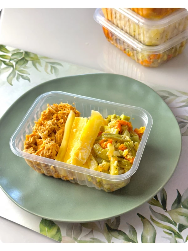 Frango desfiado, mandioca e legumes