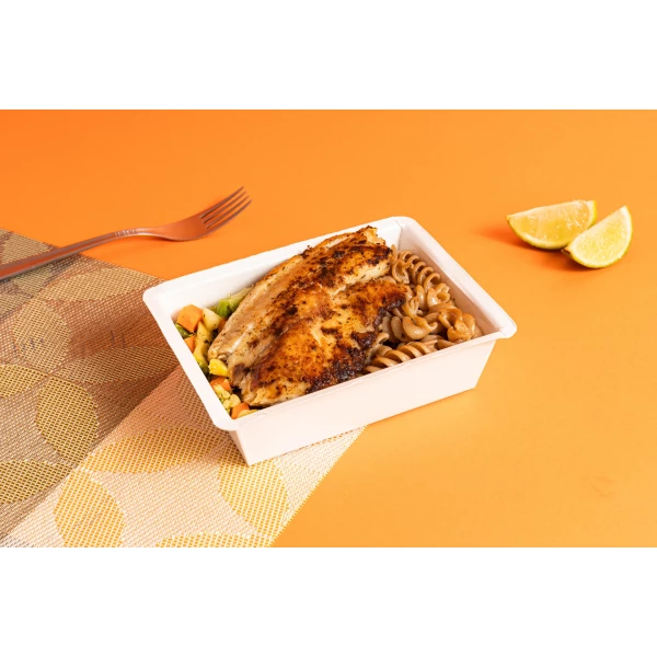 Tilápia grelhada, macarrão fusilli integral e legumes