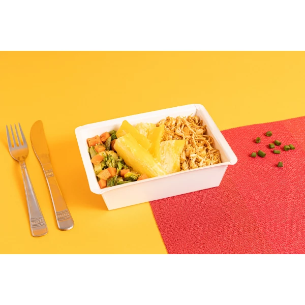 Frango desfiado, mandioca e legumes