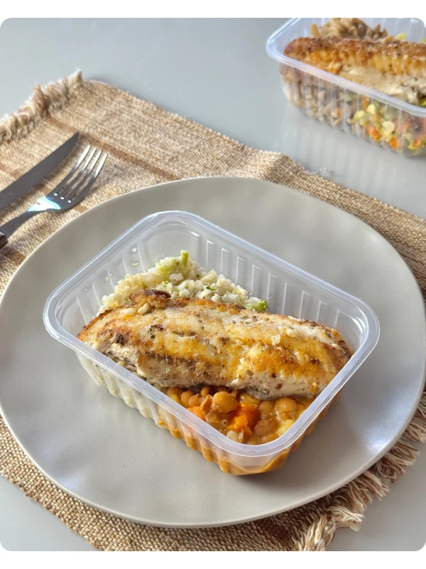 Tilápia grelhada, arroz integral com brócolis e feijão com legumes