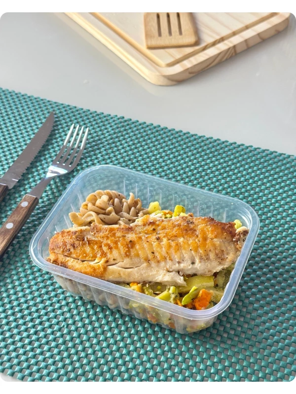 Tilápia grelhada, macarrão fusilli integral e legumes