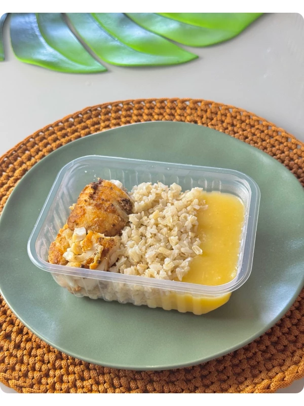 Tilápia grelhada, arroz integral e purê de mandioca