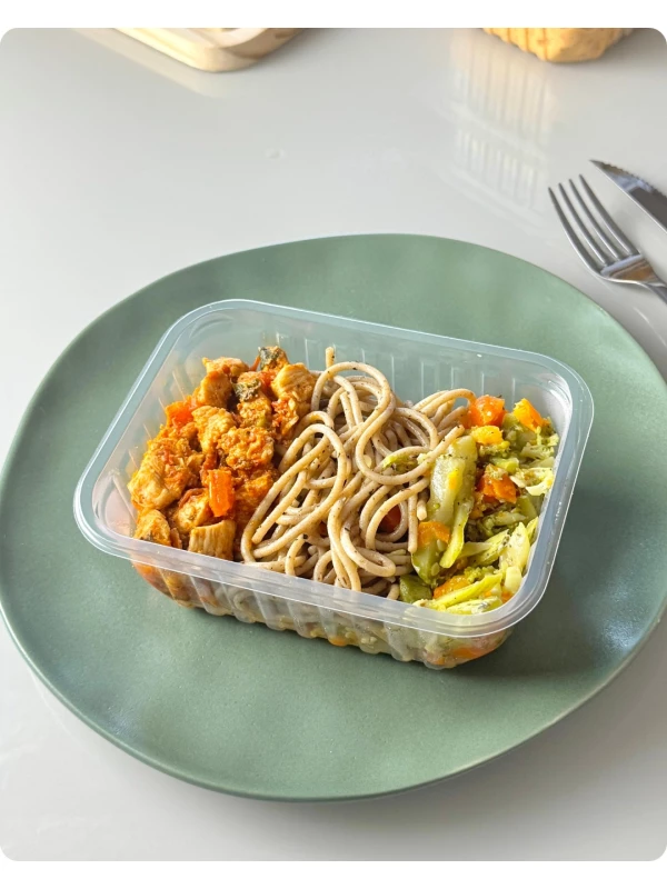 Frango marguerita, espaguete integral e legumes
