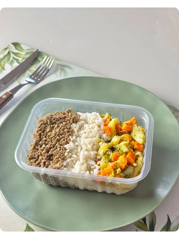 Patinho bovino, arroz branco e legumes