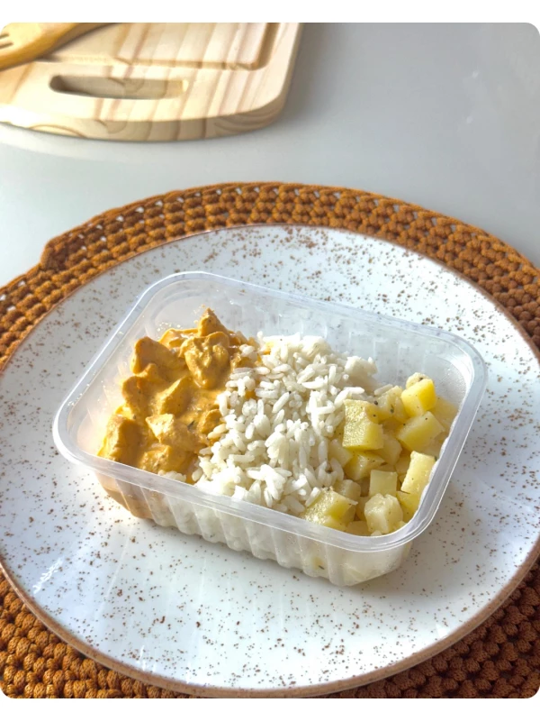 Strogonoff de frango, arroz branco e batata souté