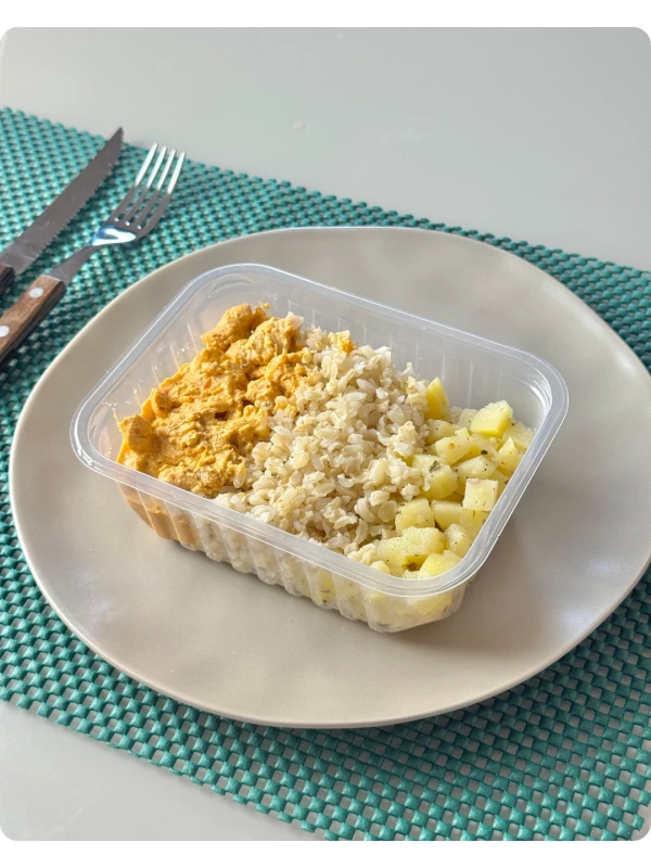 Strogonoff de frango, arroz integral e batata souté