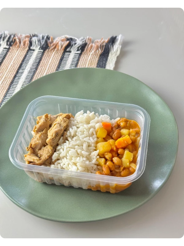 Filé de frango, arroz branco e feijão com legumes