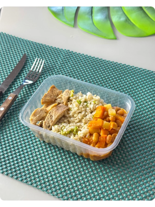 Filé de frango, arroz integral com brócolis e feijão com legumes