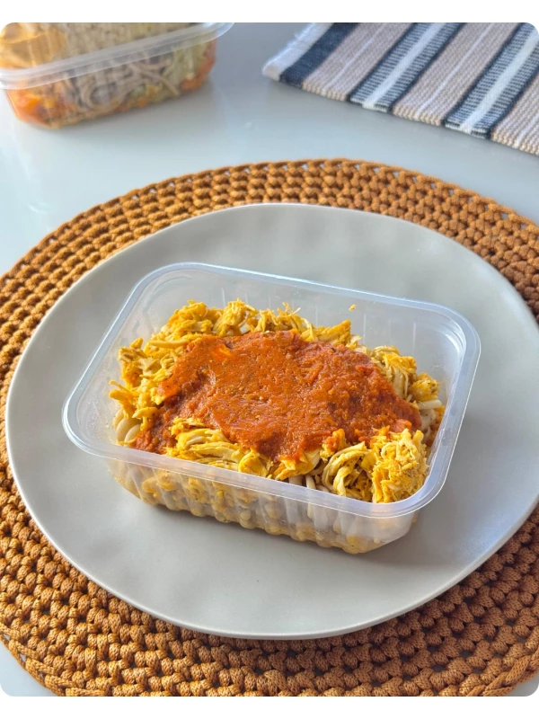 Frango desfiado, macarrão fusilli integral e molho de tomate natural