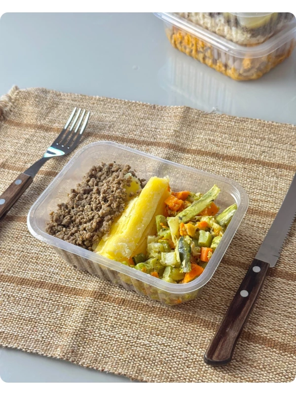 Patinho bovino, mandioca e legumes