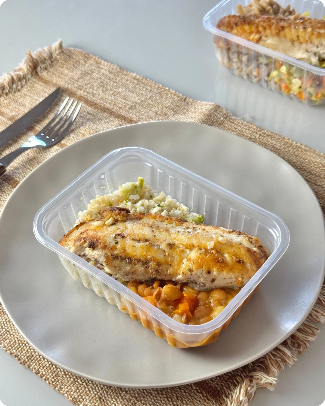 Tilápia grelhada, arroz integral com brócolis e feijão com legumes