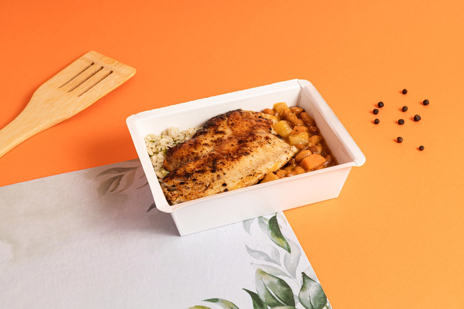 Tilápia grelhada, arroz integral com brócolis e feijão com legumes