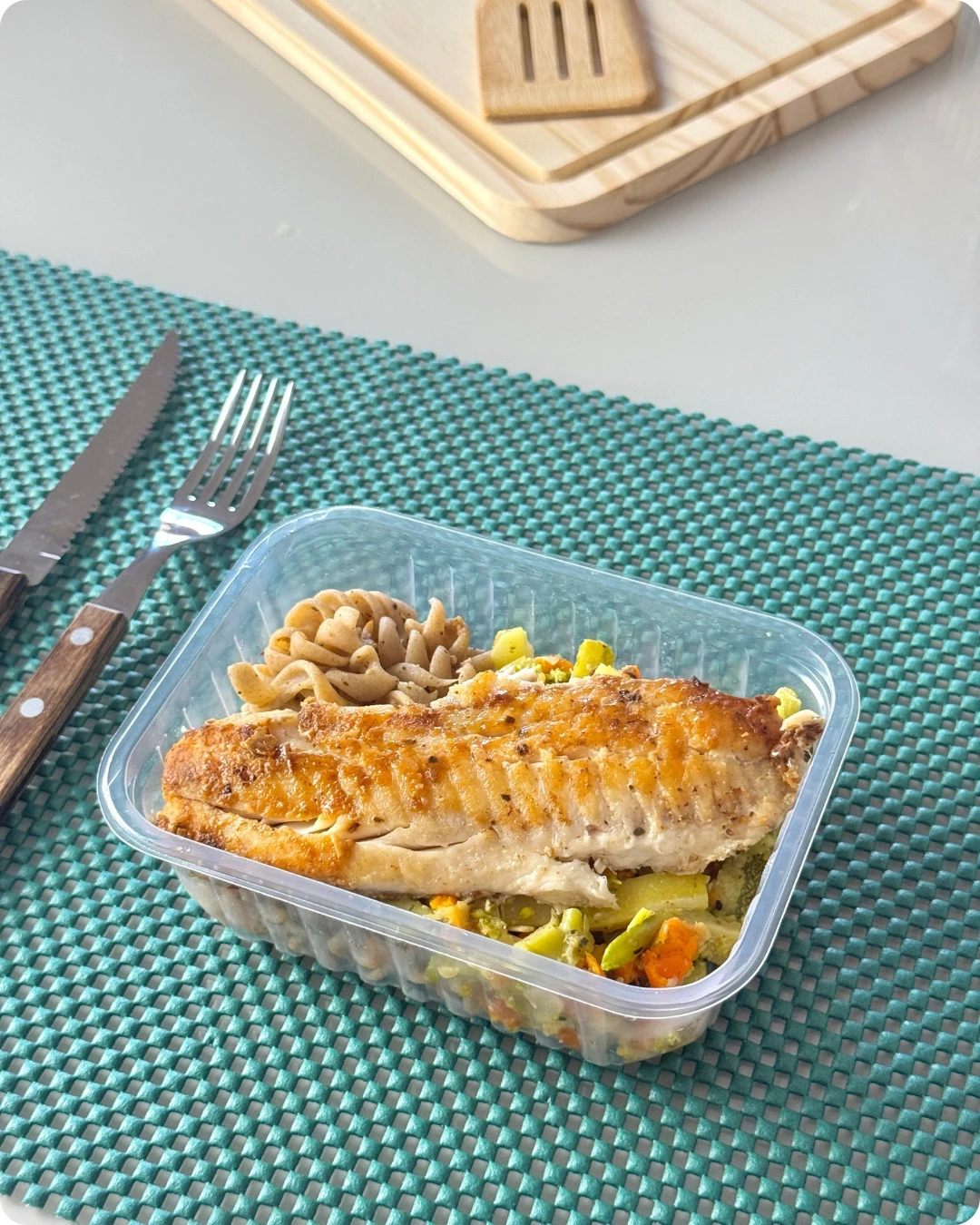 Tilápia grelhada, macarrão fusilli integral e legumes