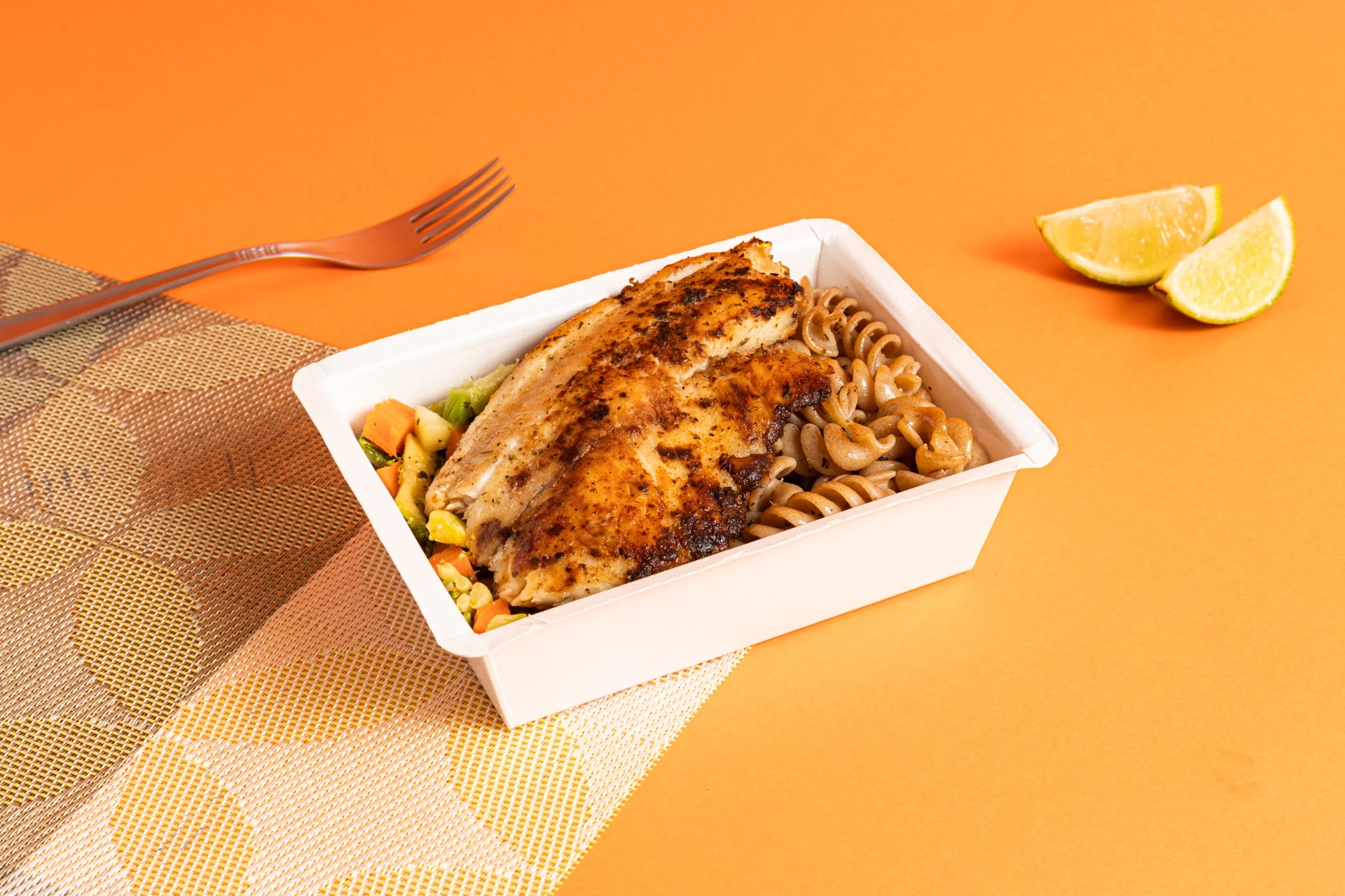 Tilápia grelhada, macarrão fusilli integral e legumes