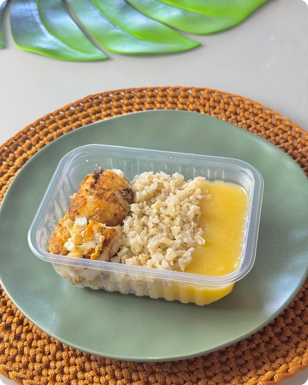Tilápia grelhada, arroz integral e purê de mandioca