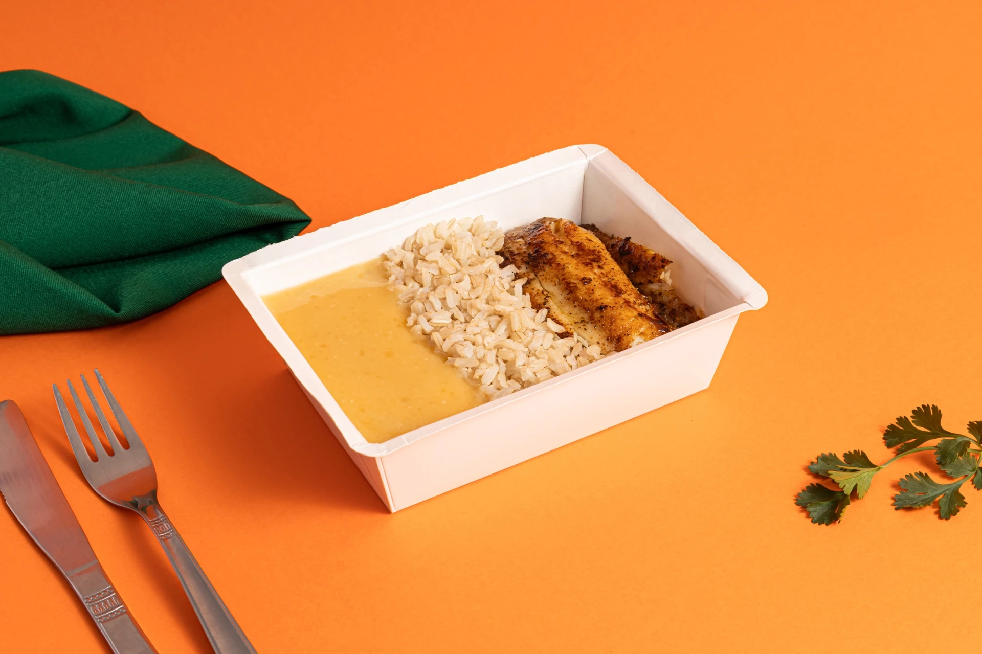 Tilápia grelhada, arroz integral e purê de mandioca