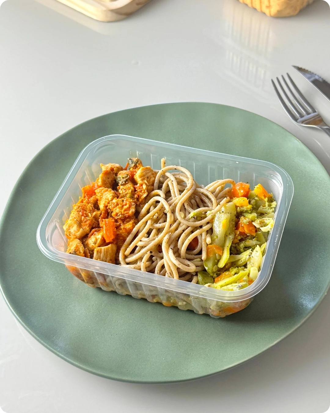Frango marguerita, espaguete integral e legumes