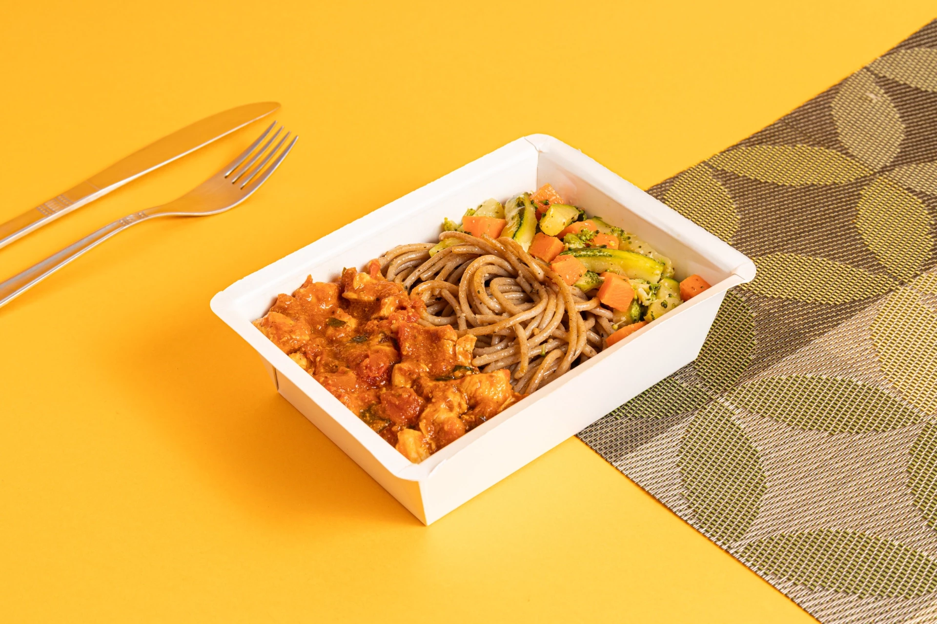 Frango marguerita, espaguete integral e legumes