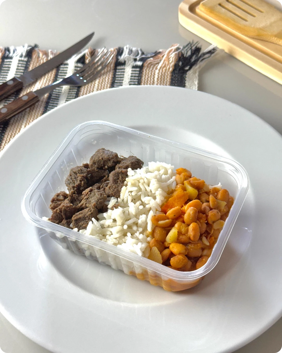 Patinho bovino, arroz branco e feijão com legumes