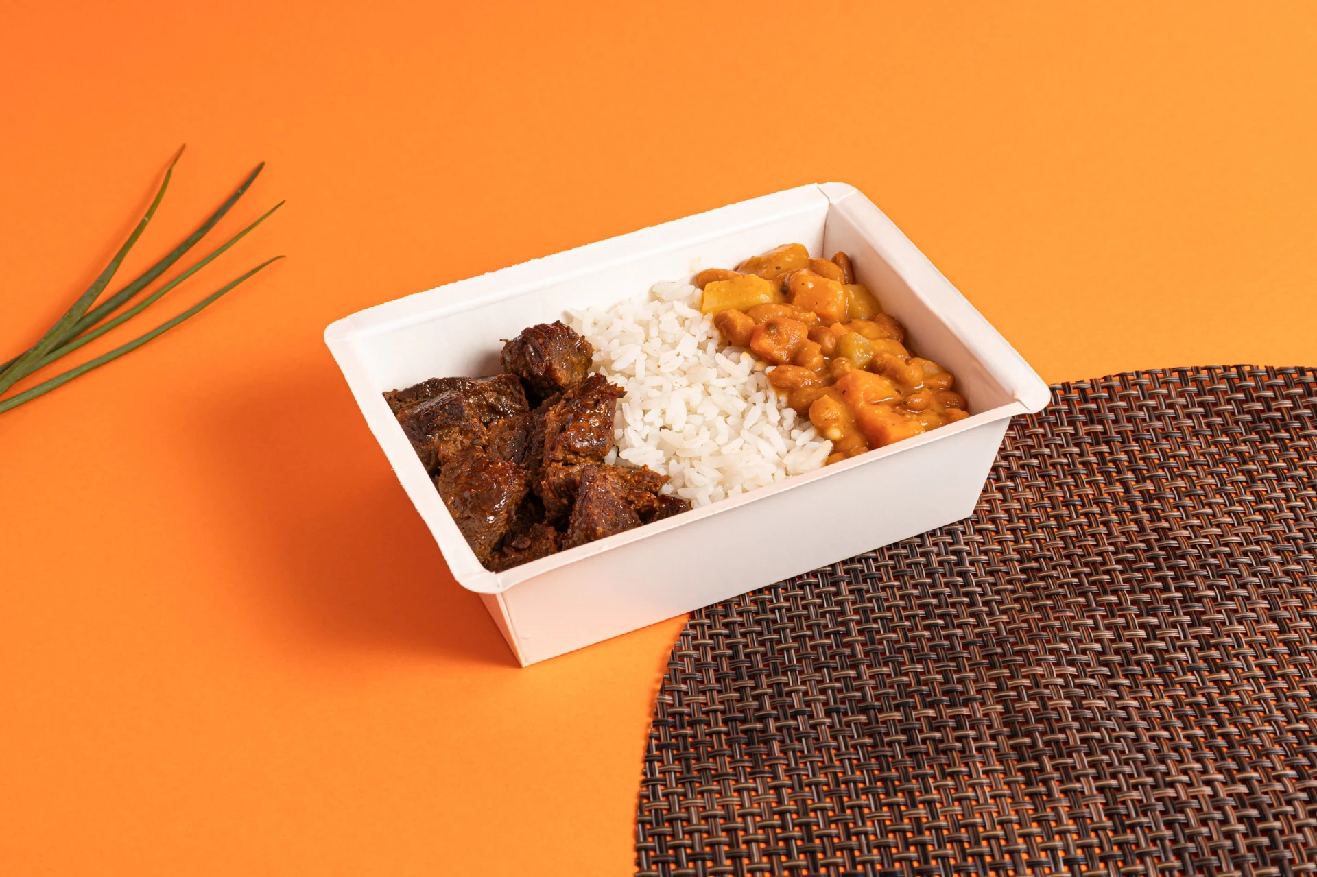 Patinho bovino, arroz branco e feijão com legumes