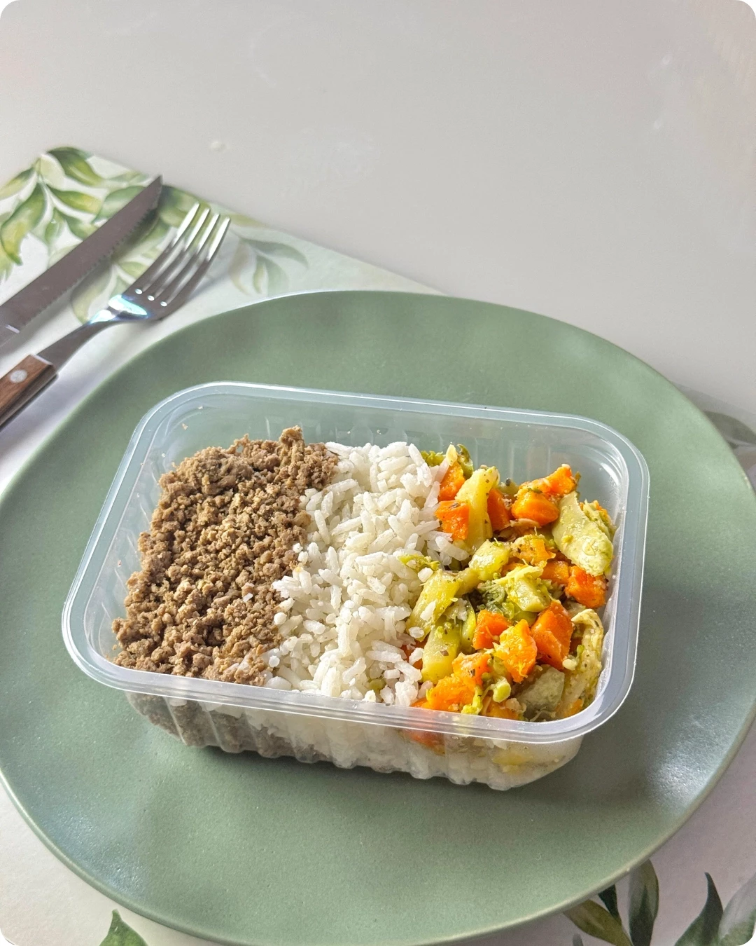 Patinho bovino, arroz branco e legumes