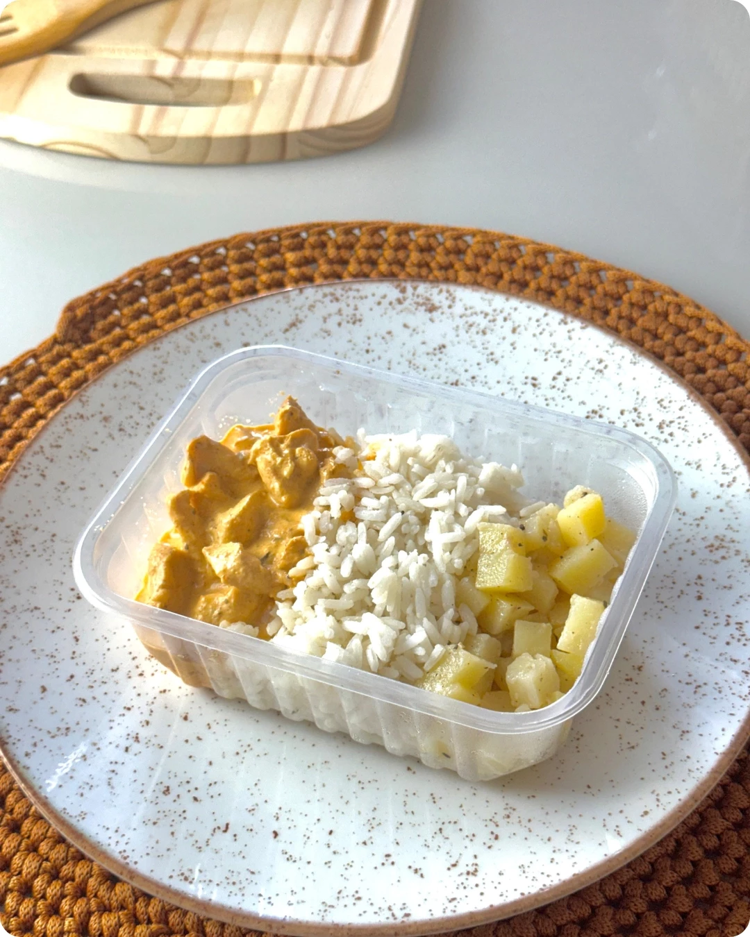 Strogonoff de frango, arroz branco e batata souté