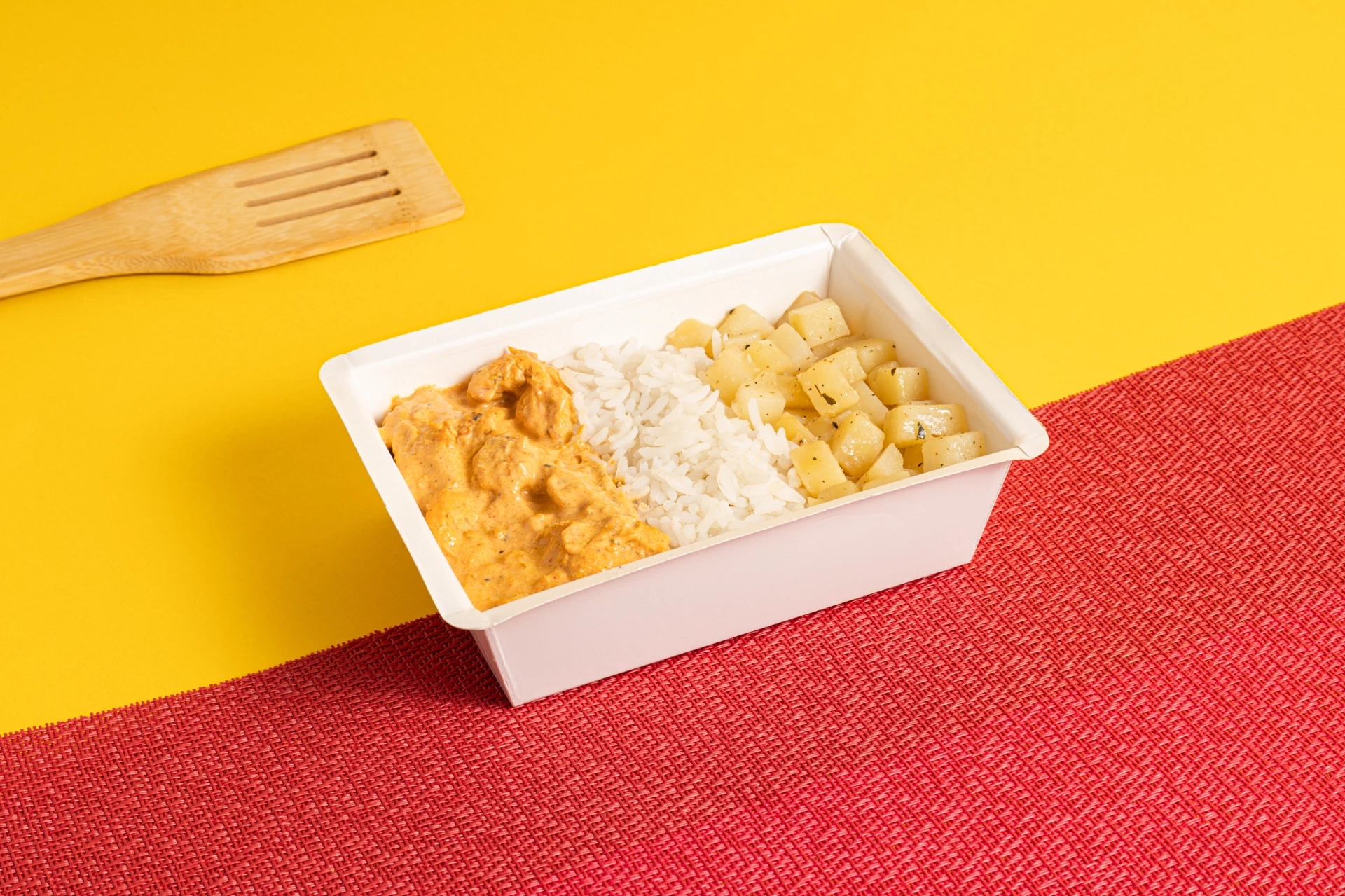 Strogonoff de frango, arroz branco e batata souté