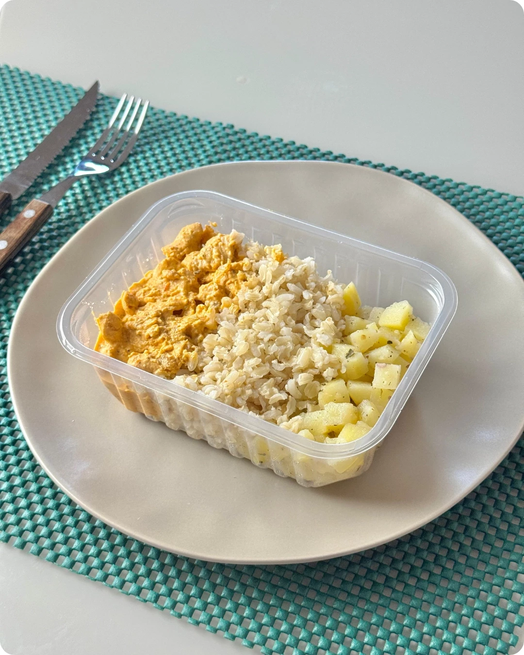 Strogonoff de frango, arroz integral e batata souté