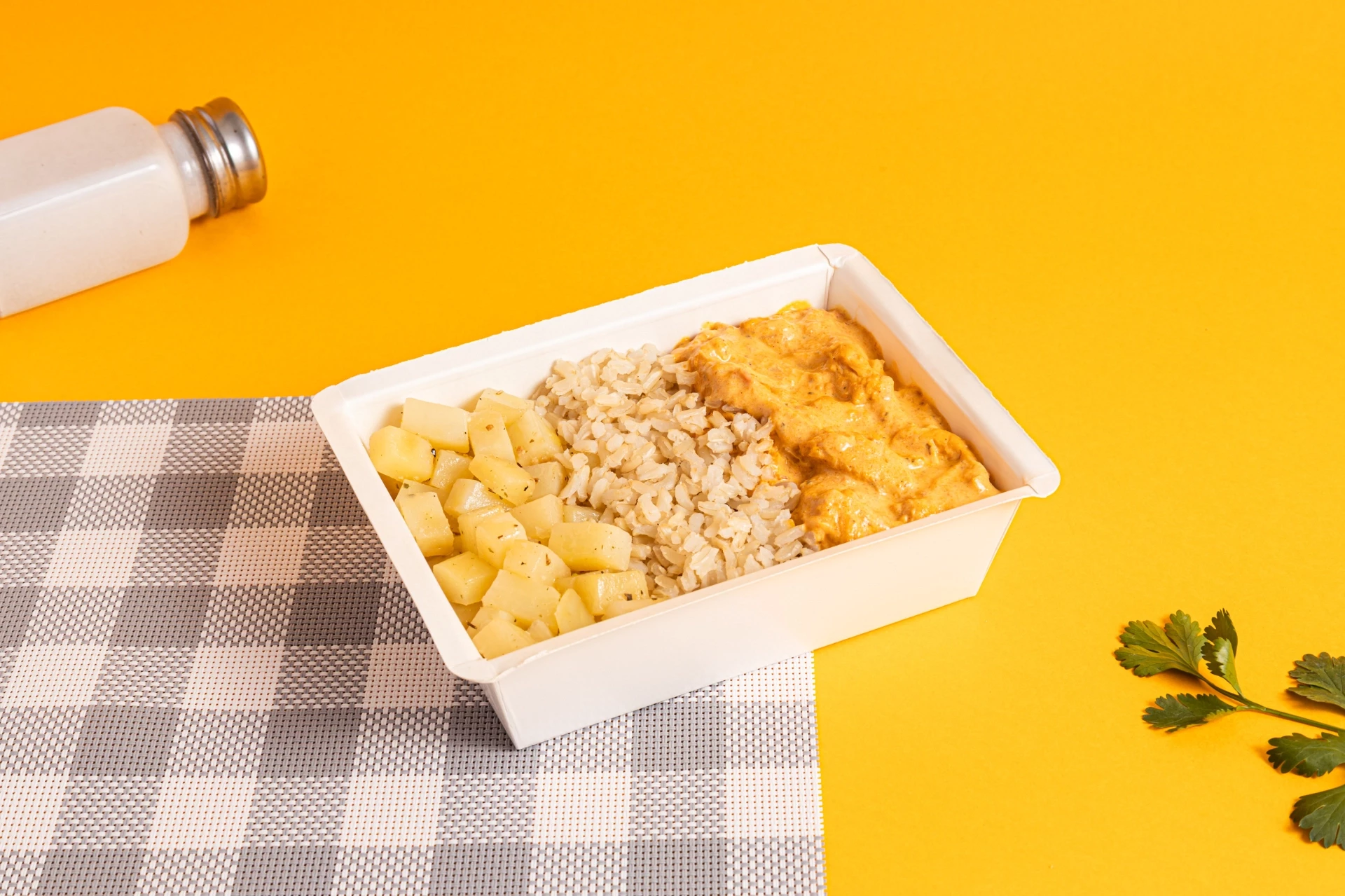 Strogonoff de frango, arroz integral e batata souté