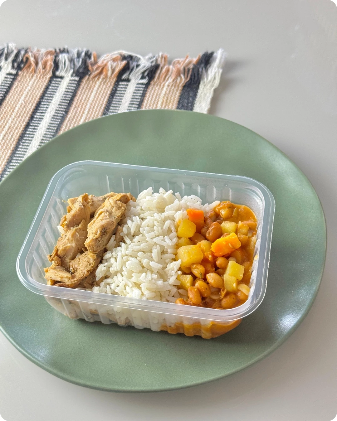Filé de frango, arroz branco e feijão com legumes