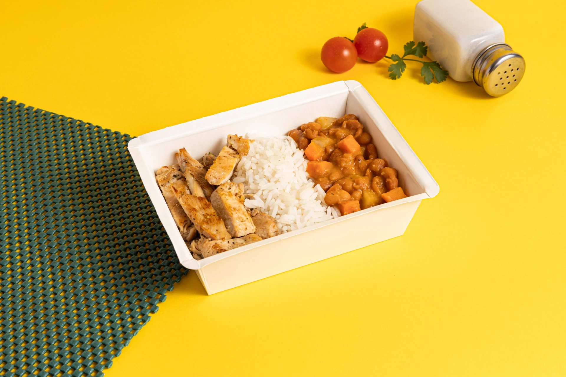 Filé de frango, arroz branco e feijão com legumes