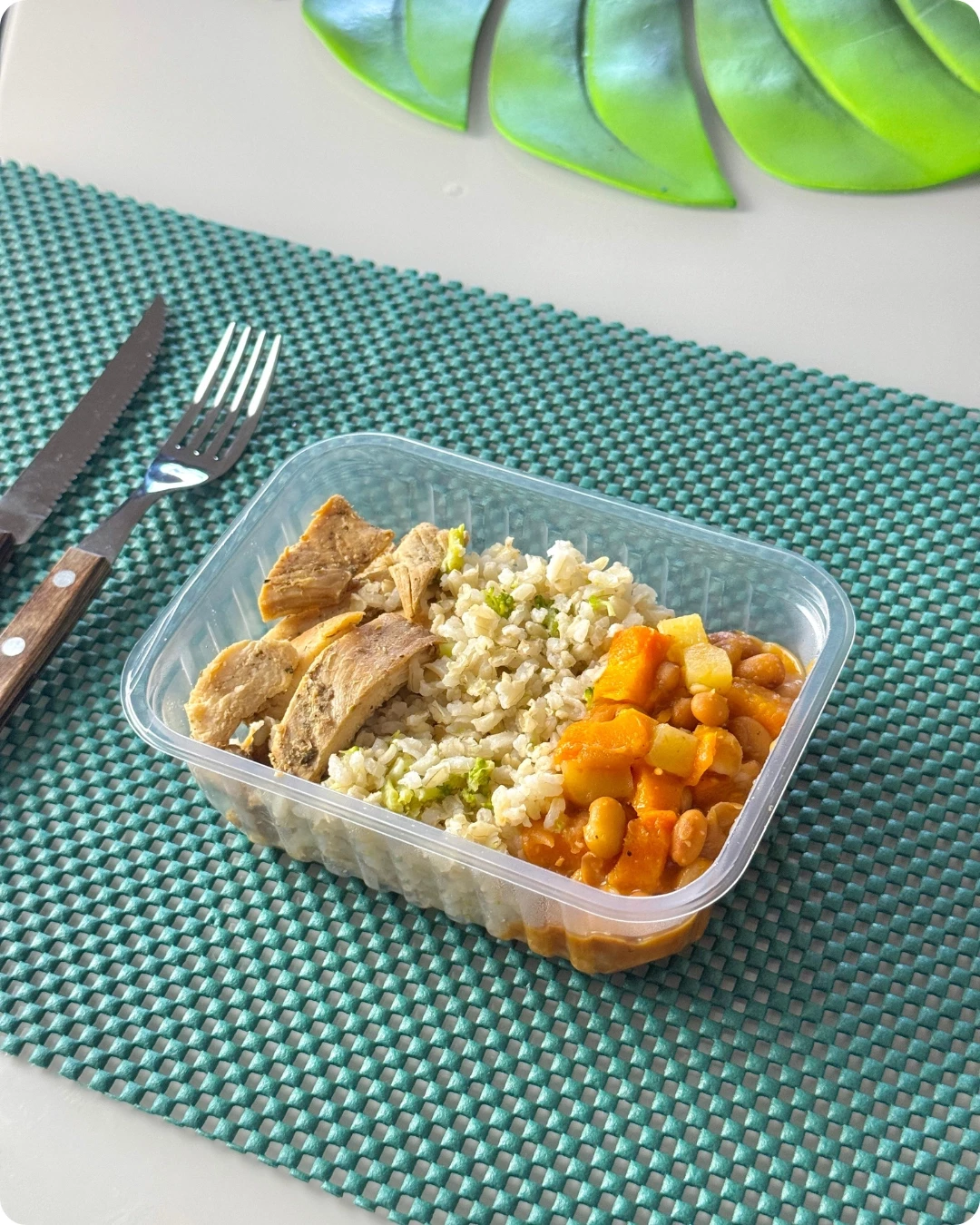 Filé de frango, arroz integral com brócolis e feijão com legumes