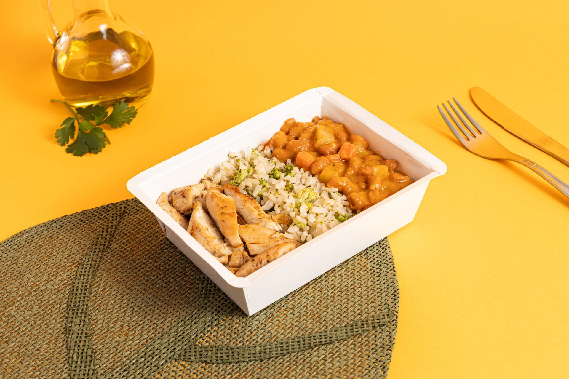 Filé de frango, arroz integral com brócolis e feijão com legumes