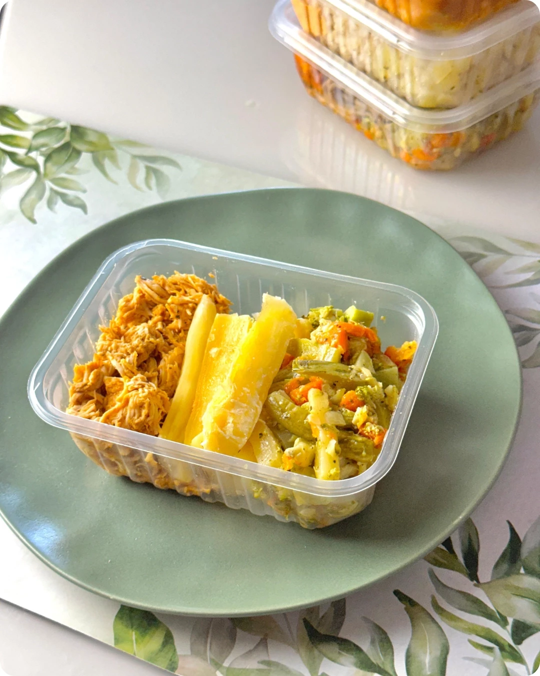 Frango desfiado, mandioca e legumes
