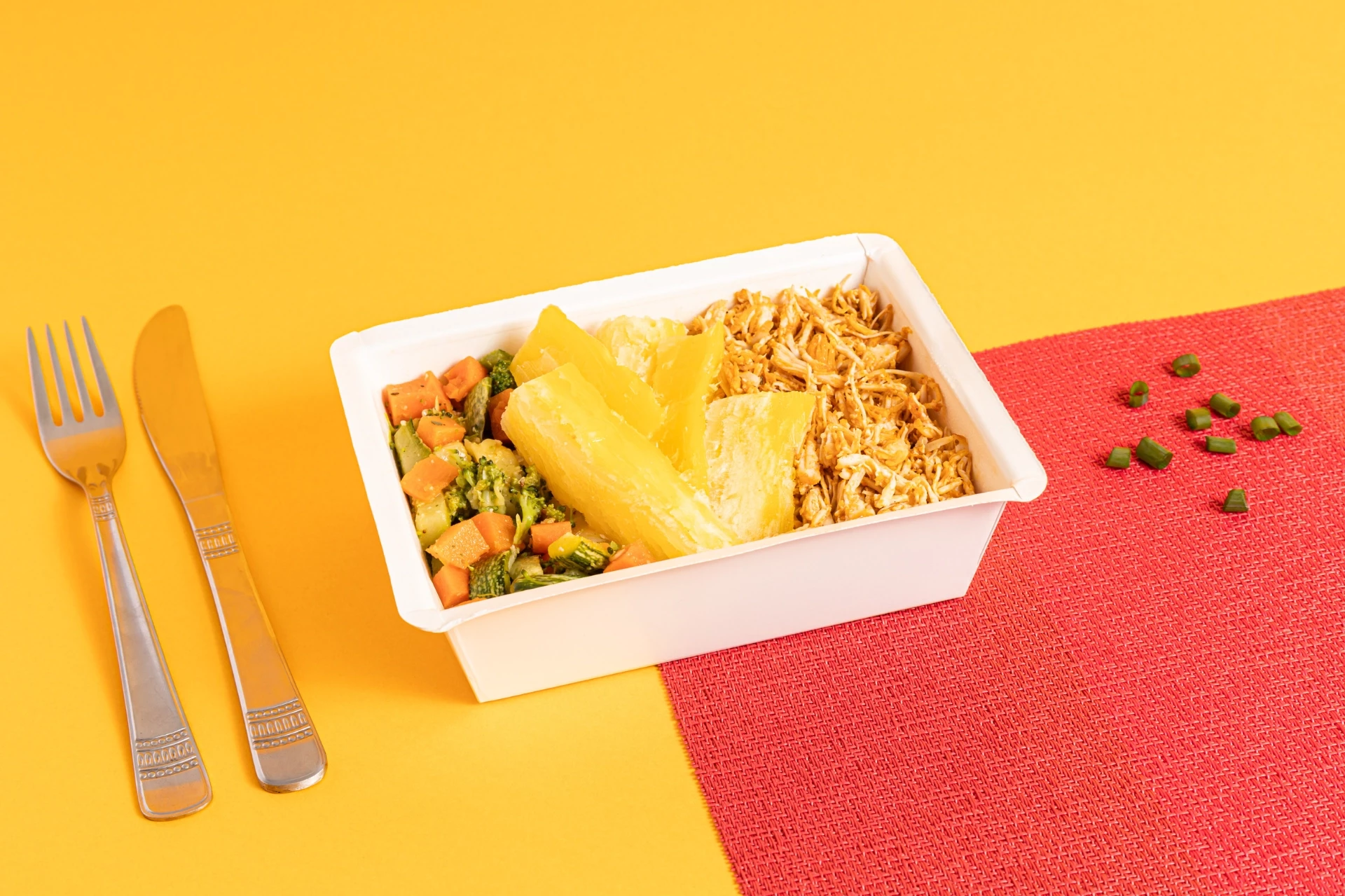 Frango desfiado, mandioca e legumes