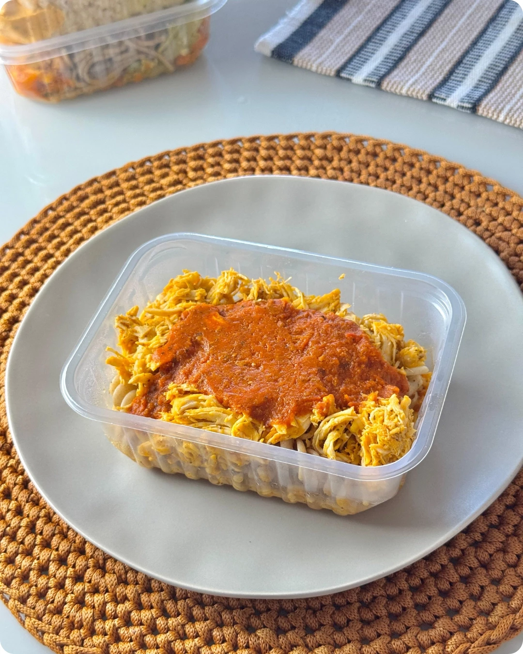 Frango desfiado, macarrão fusilli integral e molho de tomate natural