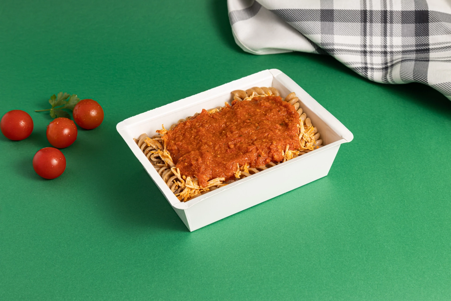 Frango desfiado, macarrão fusilli integral e molho de tomate natural