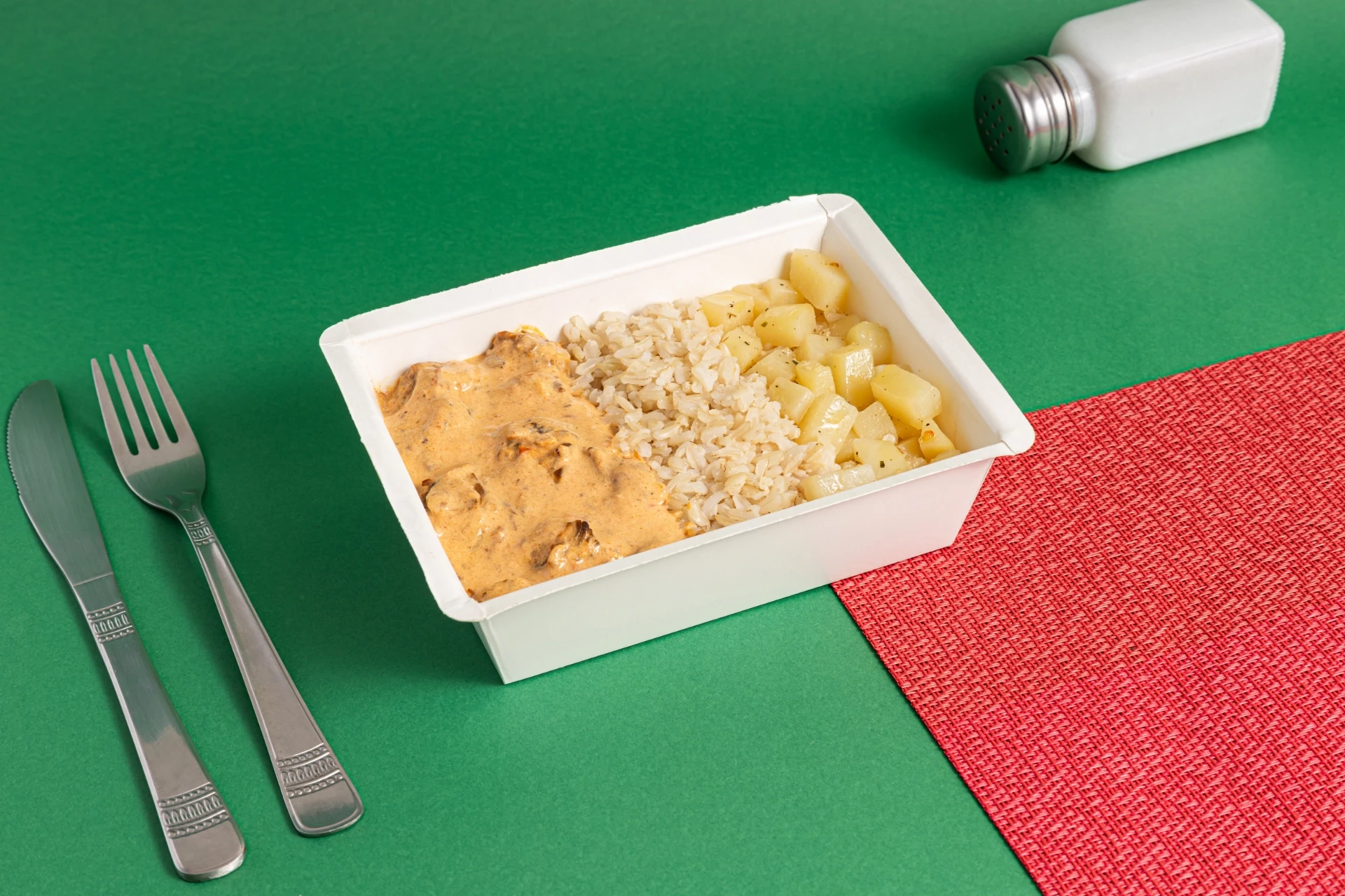 Strogonoff de carne bovina, arroz integral e batata souté