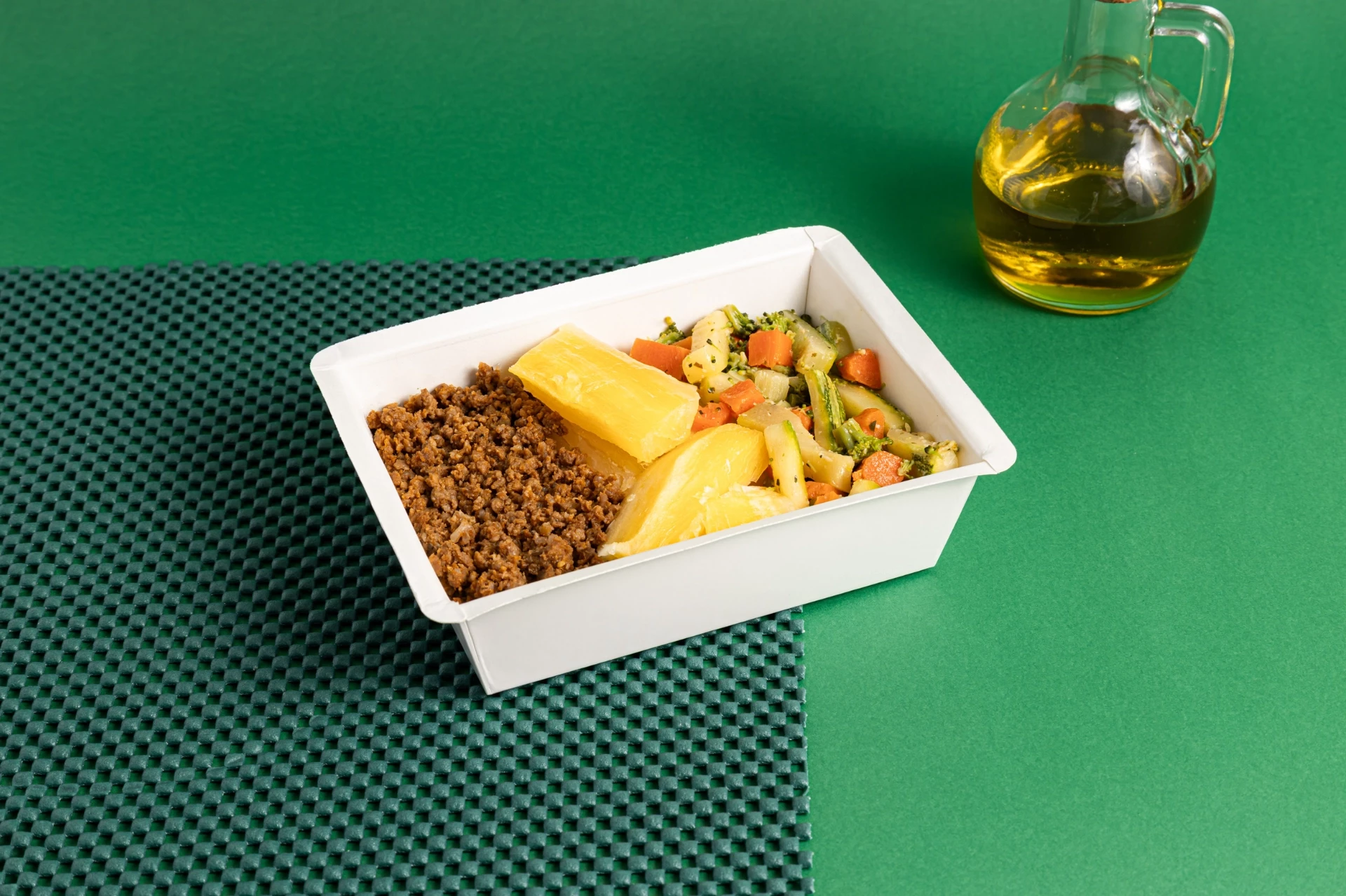 Patinho bovino, mandioca e legumes